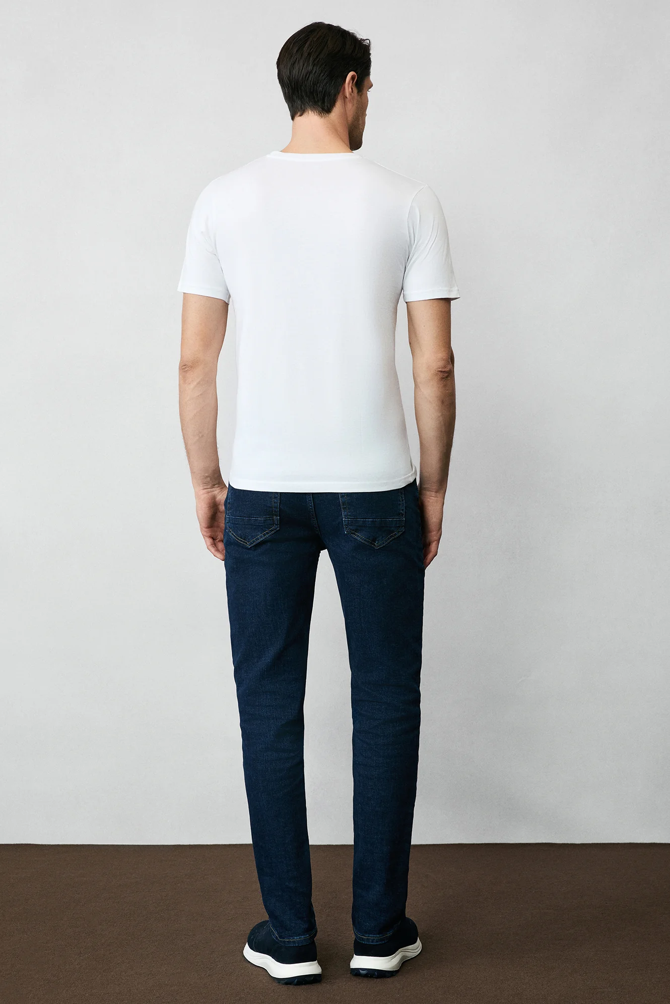 Beyaz-Siyah-Lacivert Bisiklet Yaka Slim Fit Dar Kesim Pamuk 3'lü Paket Tişört Seti - Image 6