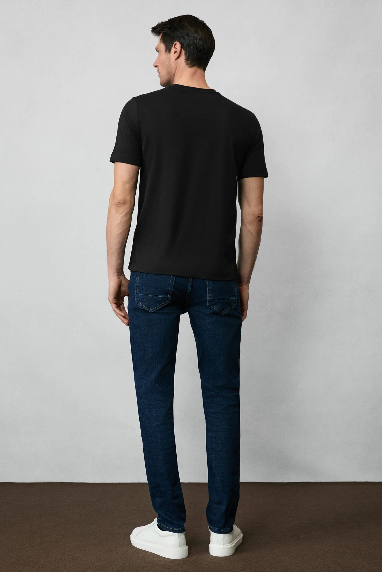 Beyaz-Siyah-Lacivert Bisiklet Yaka Slim Fit Dar Kesim Pamuk 3'lü Paket Tişört Seti - Image 9